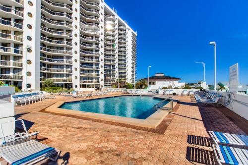 Gorgeous and well appointed efficiency with shared pool and beach access photo 13