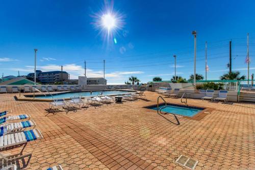 Gorgeous and well appointed efficiency with shared pool and beach access photo 14