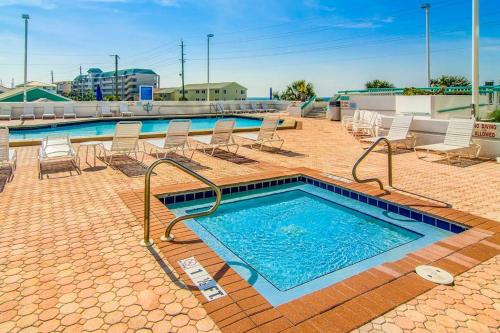 Gorgeous and well appointed efficiency with shared pool and beach access photo 16