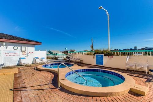Gorgeous and well appointed efficiency with shared pool and beach access photo 17
