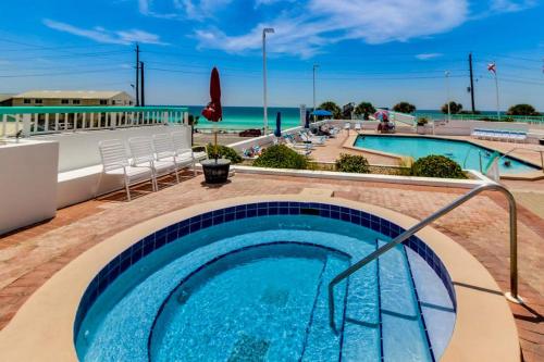 Gorgeous and well appointed efficiency with shared pool and beach access photo 19