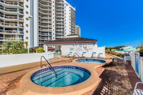 Gorgeous and well appointed efficiency with shared pool and beach access photo 18