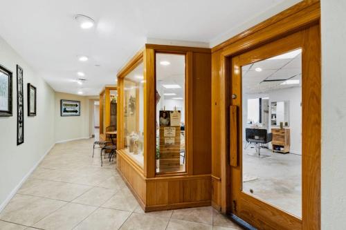Gorgeous and well appointed efficiency with shared pool and beach access photo 23