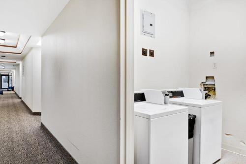 Gorgeous and well appointed efficiency with shared pool and beach access photo 25