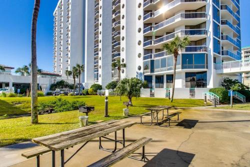 Gorgeous and well appointed efficiency with shared pool and beach access photo 29
