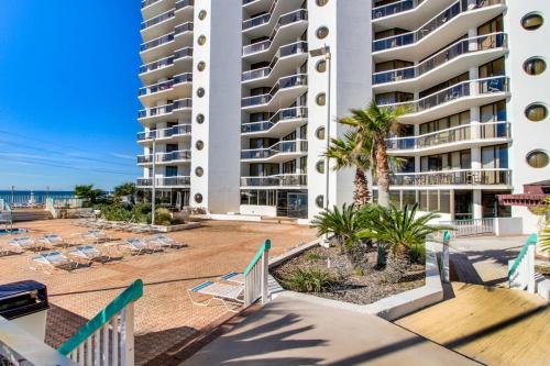 Gorgeous and well appointed efficiency with shared pool and beach access photo 31