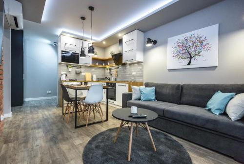 uma sala de estar com um sofá e uma mesa em Apartament eM klimatyzacja&parking em Rzeszów