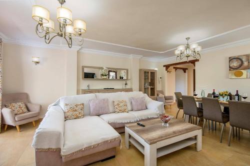 Villa Lara Pinta by Villa Plus