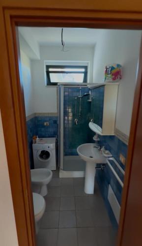 a small bathroom with two toilets and a sink at Residenze Poseidon in Le Castella