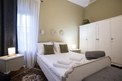 a bedroom with a white bed with towels on it at Thalgiron, a breath away from Delphi in Ámfissa