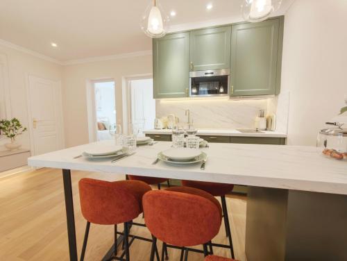 Elegant Bright Apt near Le Marais Bastille for 6