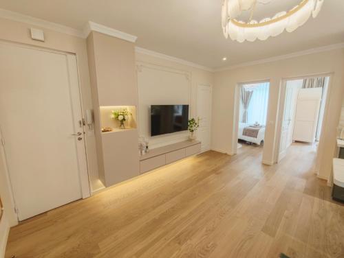 Elegant Bright Apt near Le Marais Bastille for 6