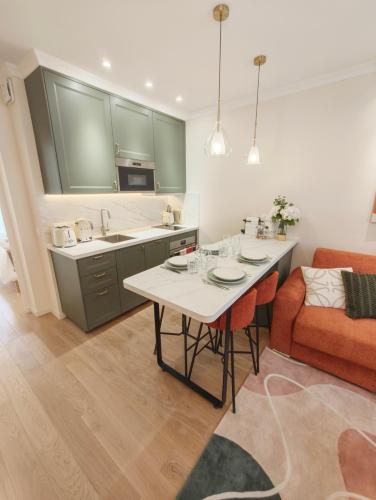 Elegant Bright Apt near Le Marais Bastille for 6