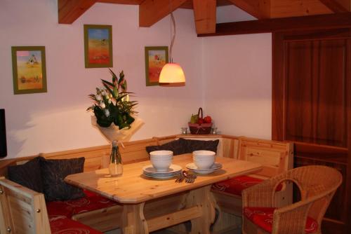 una sala da pranzo con tavolo e sedie in legno di Apartment Angelina ad Andalo