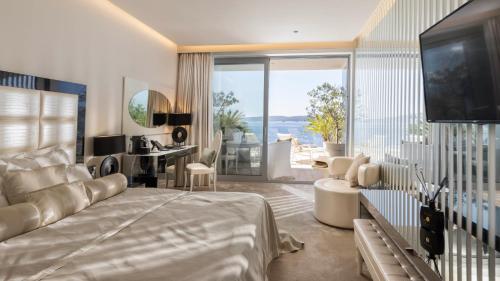 a bedroom with a large bed and a living room at Luxury Hotel Amabilis in Selce