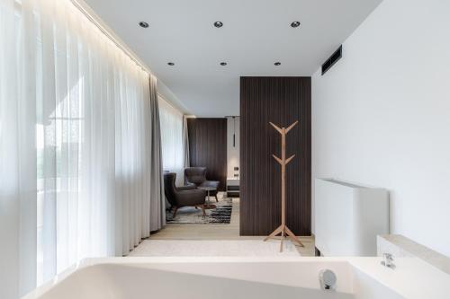 ein Badezimmer mit einer Badewanne mitten im Raum in der Unterkunft Emery Hotel in Pristina