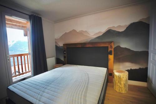 a bedroom with a bed with a mountain mural on the wall at Moontain Lodge in Oz