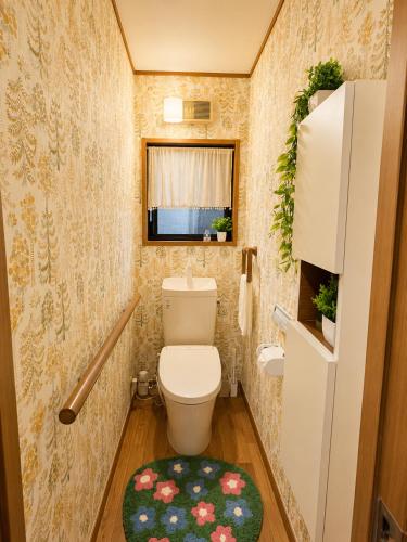 a small bathroom with a toilet and a window at 湖畔の詩 BBqが楽しめる隠れ家 琵琶湖徒歩5分 in Takashima