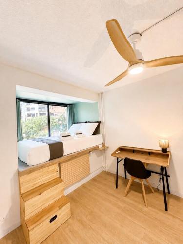 a bedroom with a bed and a desk at Les Marcassins - Cinéma privé - Alpexpo - 5 Chambres in Échirolles