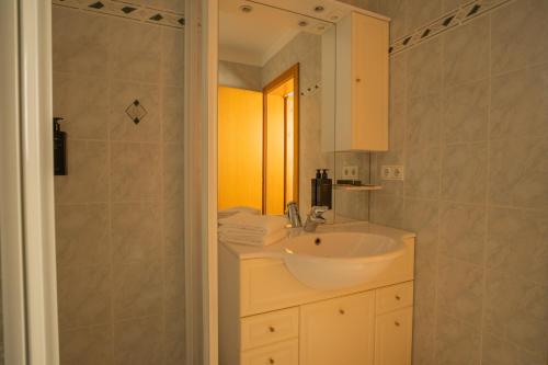 ein Badezimmer mit Waschbecken und Dusche in der Unterkunft Hotel Roduna in Rodeneck