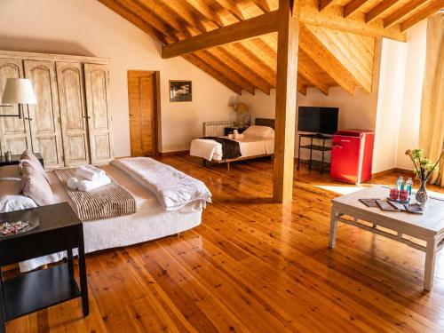 a large living room with a couch and a table at Winahost Gran Hotel Pandorado in Pandorado