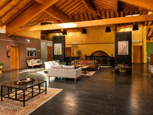 a large living room with couches and a table at Winahost Gran Hotel Pandorado in Pandorado