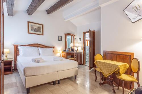 Llit o llits en una habitació de Hotel Orion