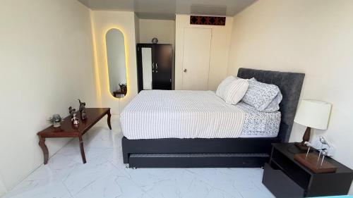 a bedroom with a bed and a table with a lamp at Comodo aparta estudio en Jerico Antioquia in Jericó