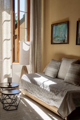 a bedroom with a bed and a window at Casa Prana in Tegna