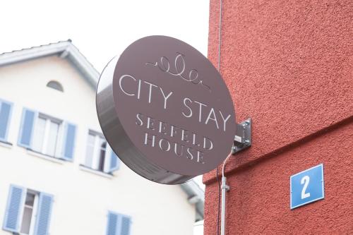 
a sign on a brick building at City Stay Furnished Apartments - Kieselgasse in Zürich

