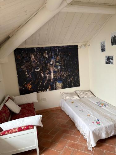 a bedroom with a bed and a painting on the wall at Casa da Antonia 850 ASL in Ronchi