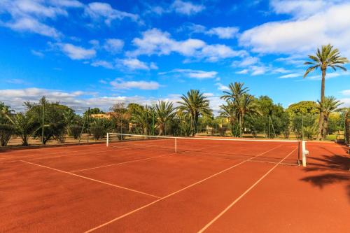 a tennis court with palm trees in the background at Barceló Palmeraie Oasis Resort in Marrakesh