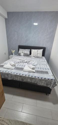 a large bed in a room with at Taksim Apartman in Igalo