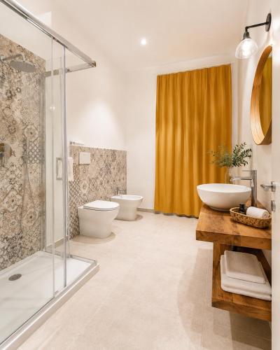 ein Badezimmer mit zwei Toiletten und einer Dusche in der Unterkunft Expa in Palermo