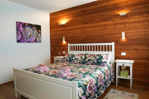 a bedroom with a bed in a room with wooden walls at B&B Terre Di Bea in Pederobba