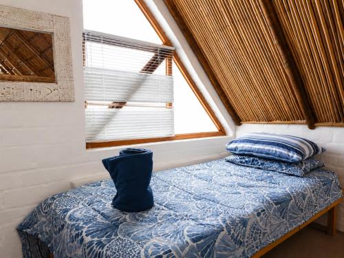a bed in a tiny house with a window at Dwarskersbos,Skilliepark in Velddrif