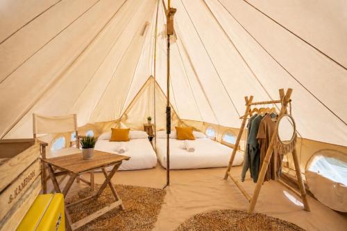 a tent with two beds and a table in it at Kampaoh Bufones Pría in Garaña