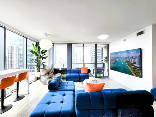 3BR Skyline Luxury with a 100 inch TV, Balcony & Prime Miami Location photo 3
