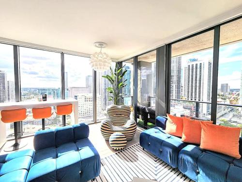 3BR Skyline Luxury with a 100 inch TV, Balcony & Prime Miami Location photo 4