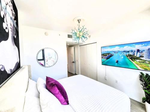 3BR Skyline Luxury with a 100 inch TV, Balcony & Prime Miami Location photo 16
