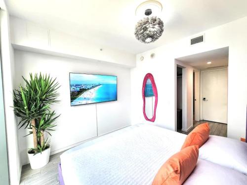 3BR Skyline Luxury with a 100 inch TV, Balcony & Prime Miami Location photo 14