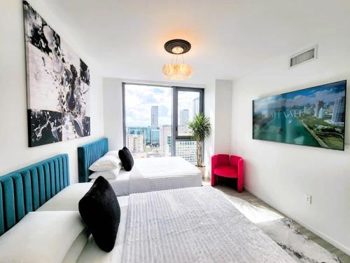 3BR Skyline Luxury with a 100 inch TV, Balcony & Prime Miami Location photo 19