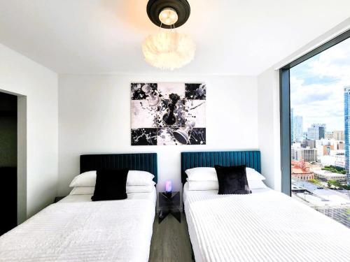 3BR Skyline Luxury with a 100 inch TV, Balcony & Prime Miami Location photo 20