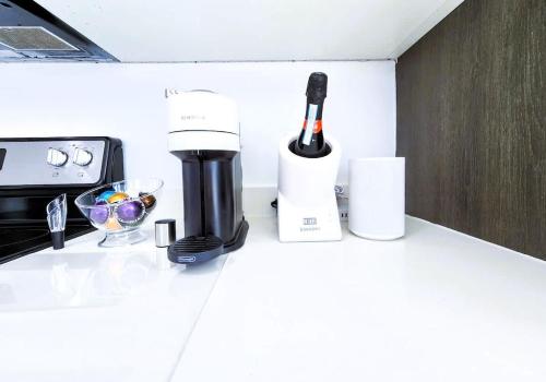 3BR Skyline Luxury with a 100 inch TV, Balcony & Prime Miami Location photo 22