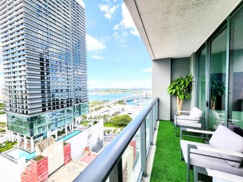 3BR Skyline Luxury with a 100 inch TV, Balcony & Prime Miami Location photo 23