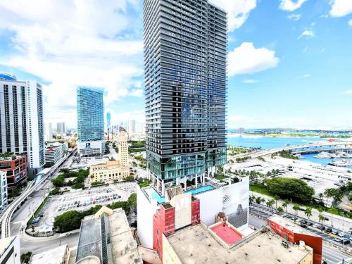 3BR Skyline Luxury with a 100 inch TV, Balcony & Prime Miami Location photo 25