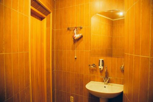 La salle de bains est pourvue d'un lavabo et d'un miroir. dans l'établissement Bashnya Hotel, à Briansk