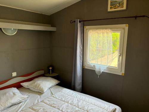 Le Cabanon des Étangs by Sur la mer