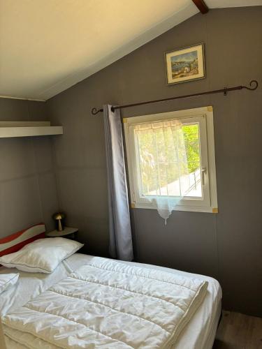 Le Cabanon des Étangs by Sur la mer