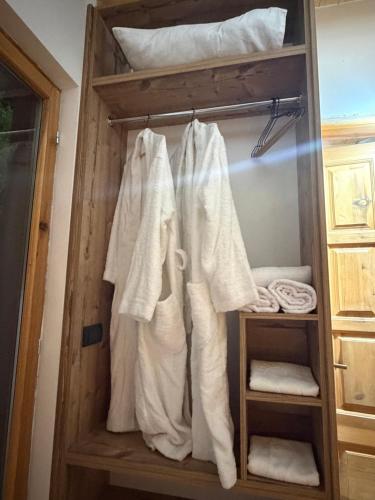 a closet with white towels and a bunk bed at Etno selo Vukovic Bijelo Polje in Bijelo Polje